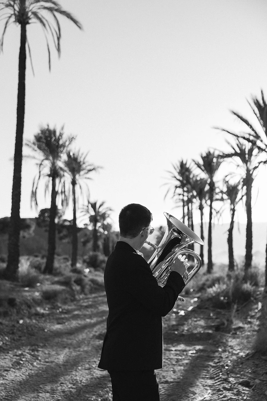 Retrato en blanco y negro de Raúl Sabiote al aire libre con su bombardino