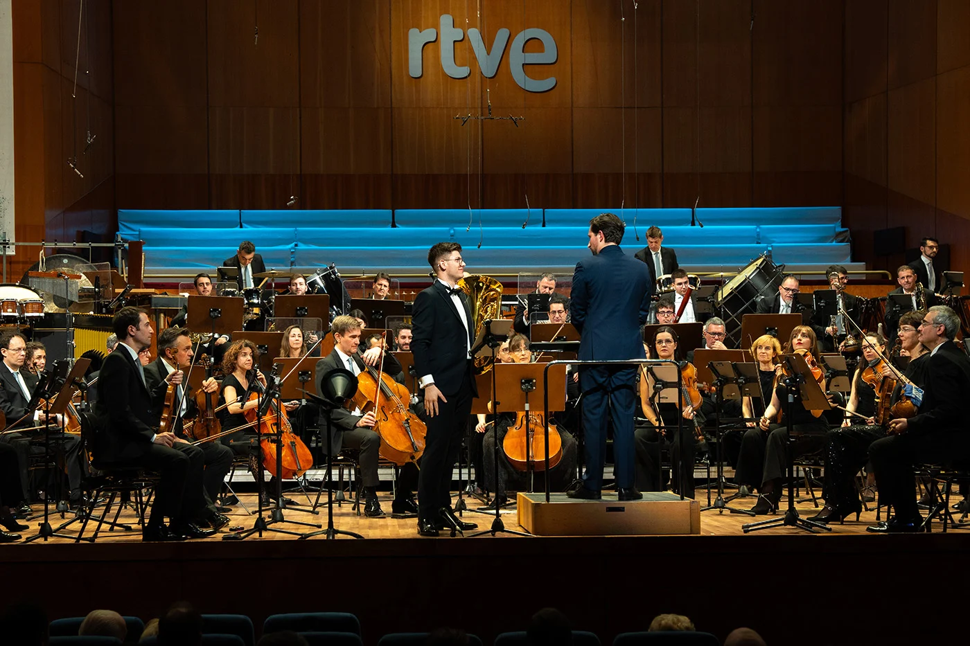 Raúl Sabiote como solista de bombardino junto a una orquesta en el Teatro Monumental
