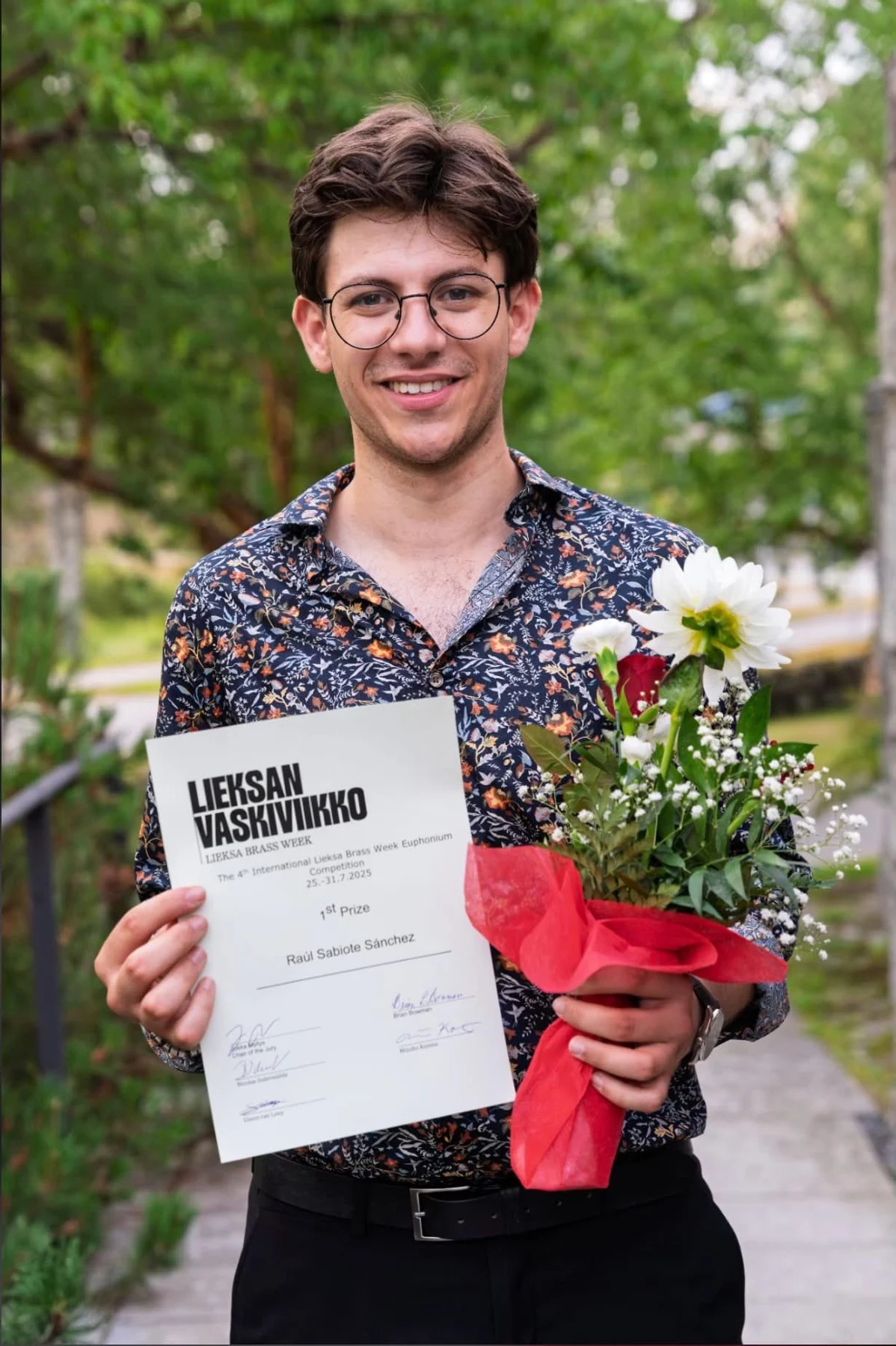 Raúl Sabiote con su diploma en el concurso de Lieksa