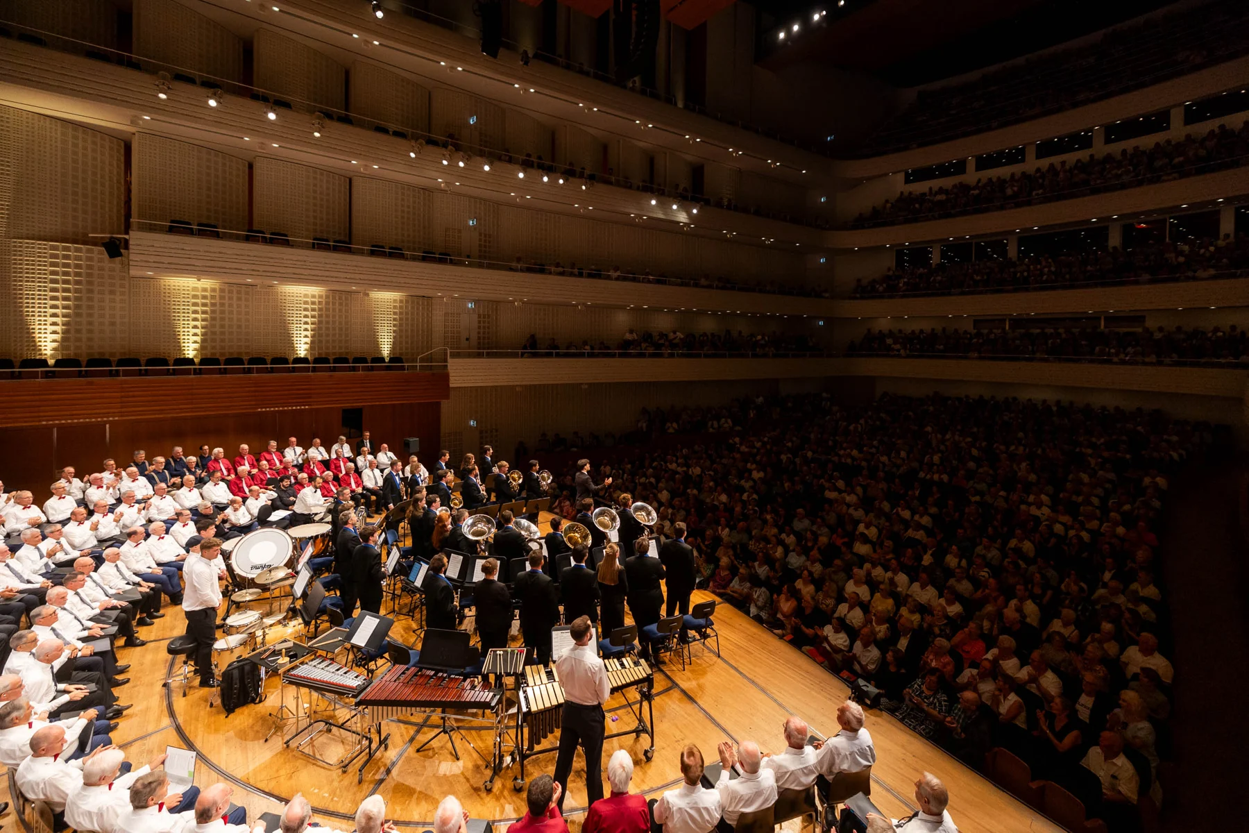 Vista de la sala del KKL Luzern durante un concierto, con músicos y público