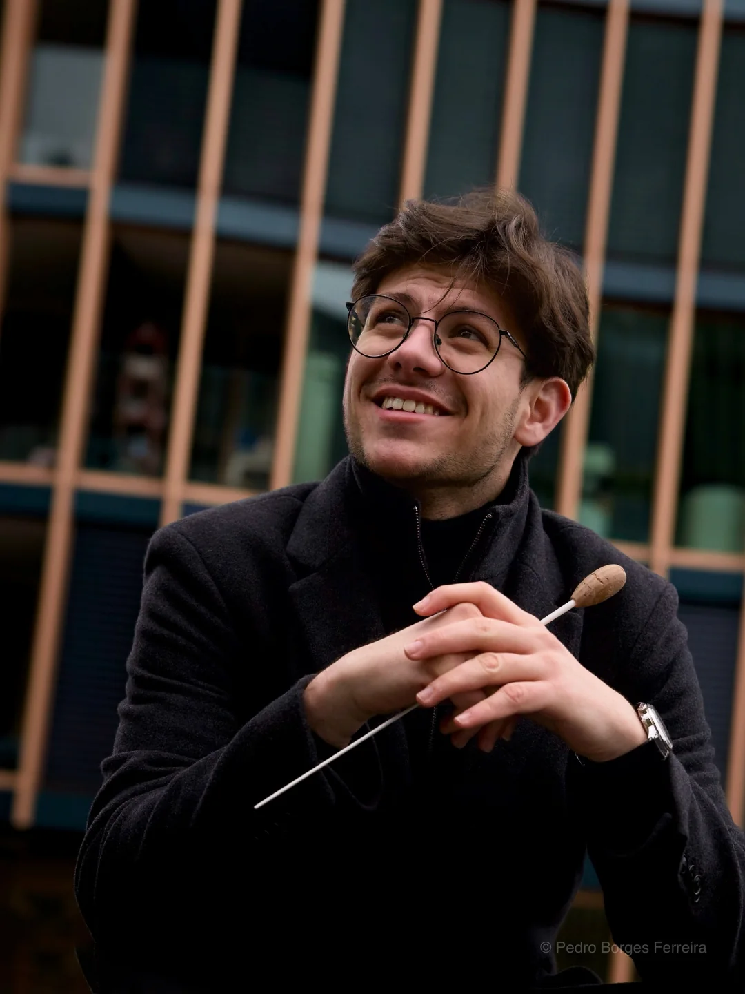 Retrato de Raúl Sabiote sonriendo con su batuta