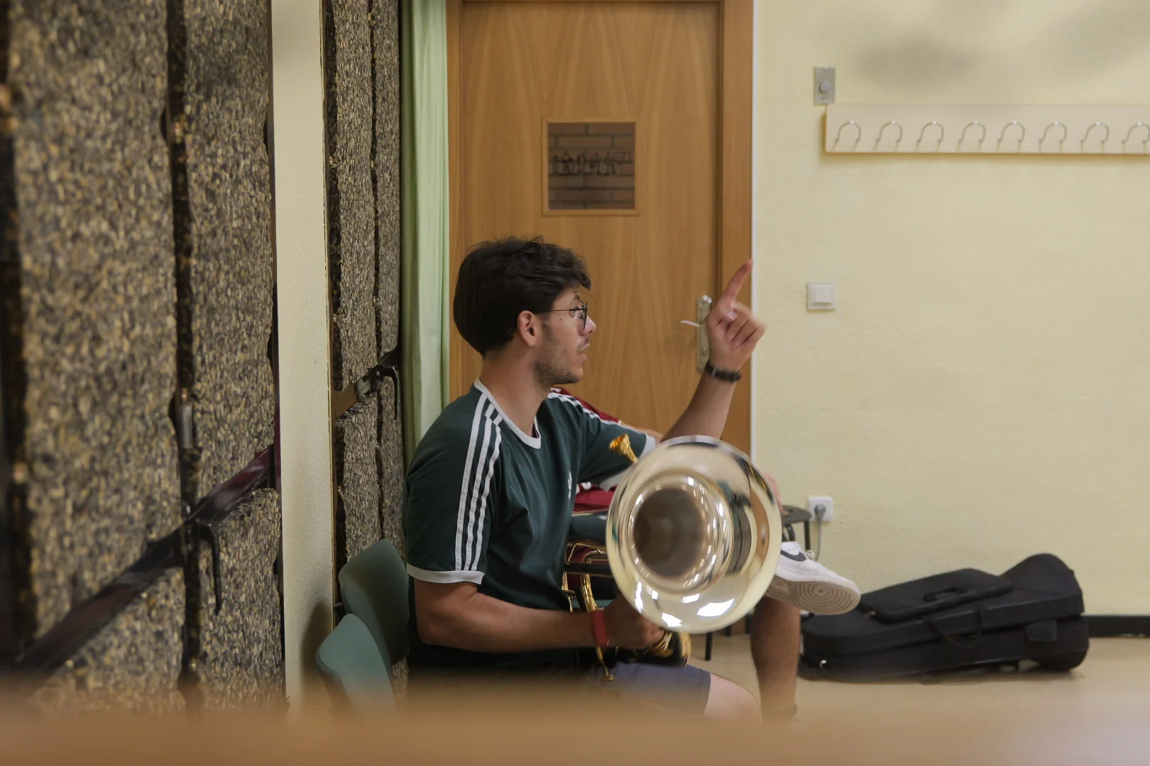 Raúl Sabiote explicando un pasaje musical con su bombardino en clase · D’Gata Brass Week 2026