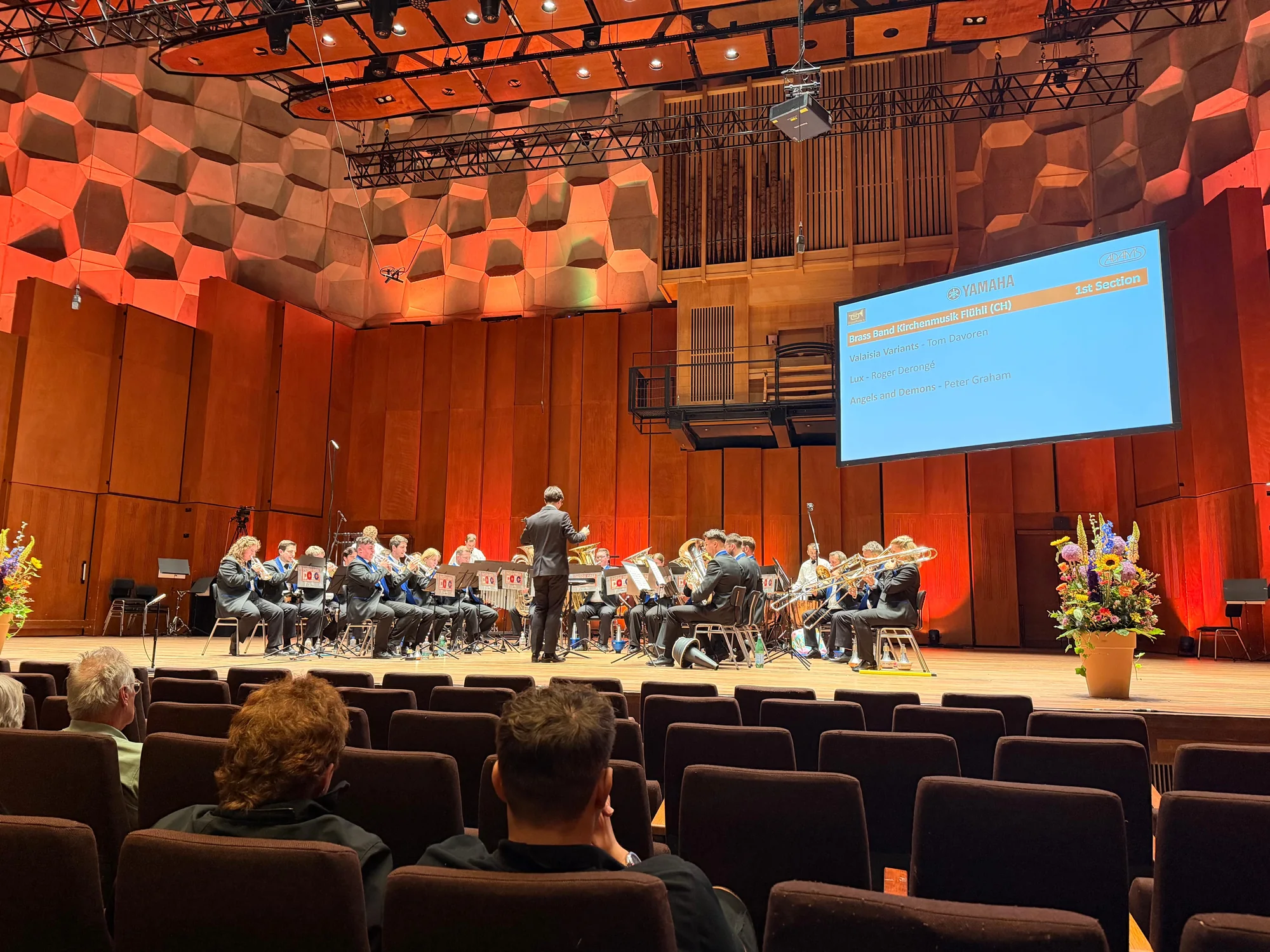 Raúl Sabiote dirigiendo una brass band en una sala de conciertos · 1.er premio · Dutch Open · Brass Band Kirchenmusik Flühli