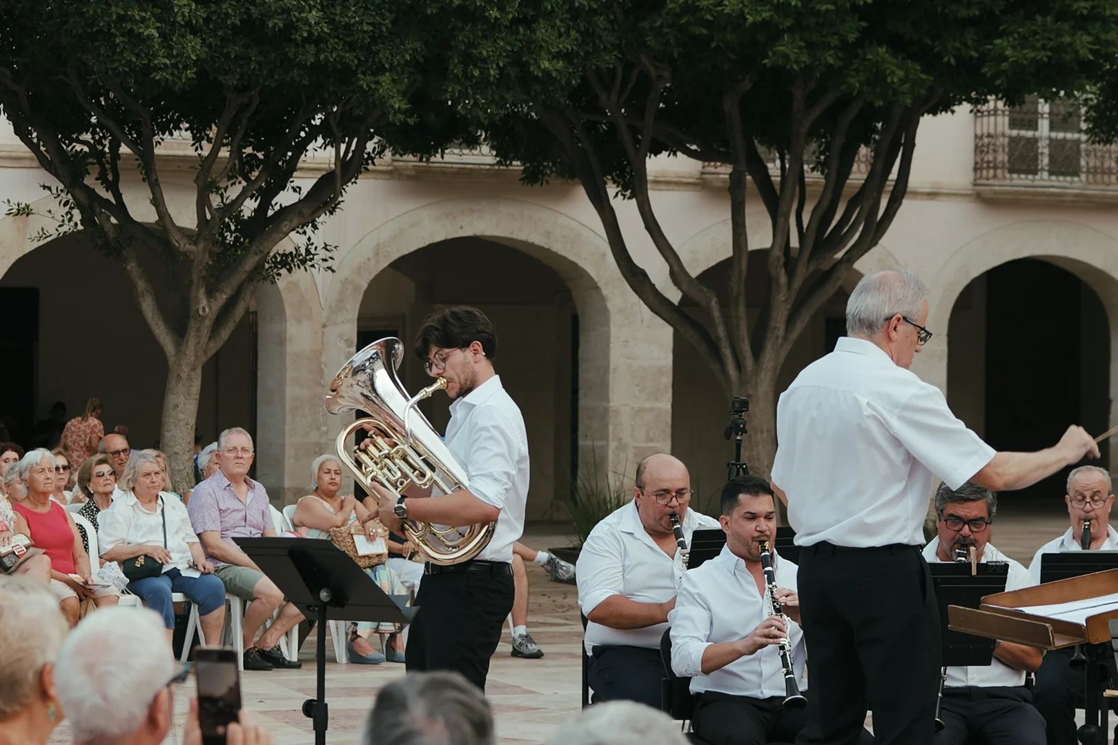 Raúl Sabiote tocando el bombardino al aire libre junto a una banda · Concierto como solista · D’Gata Brass Week 2026