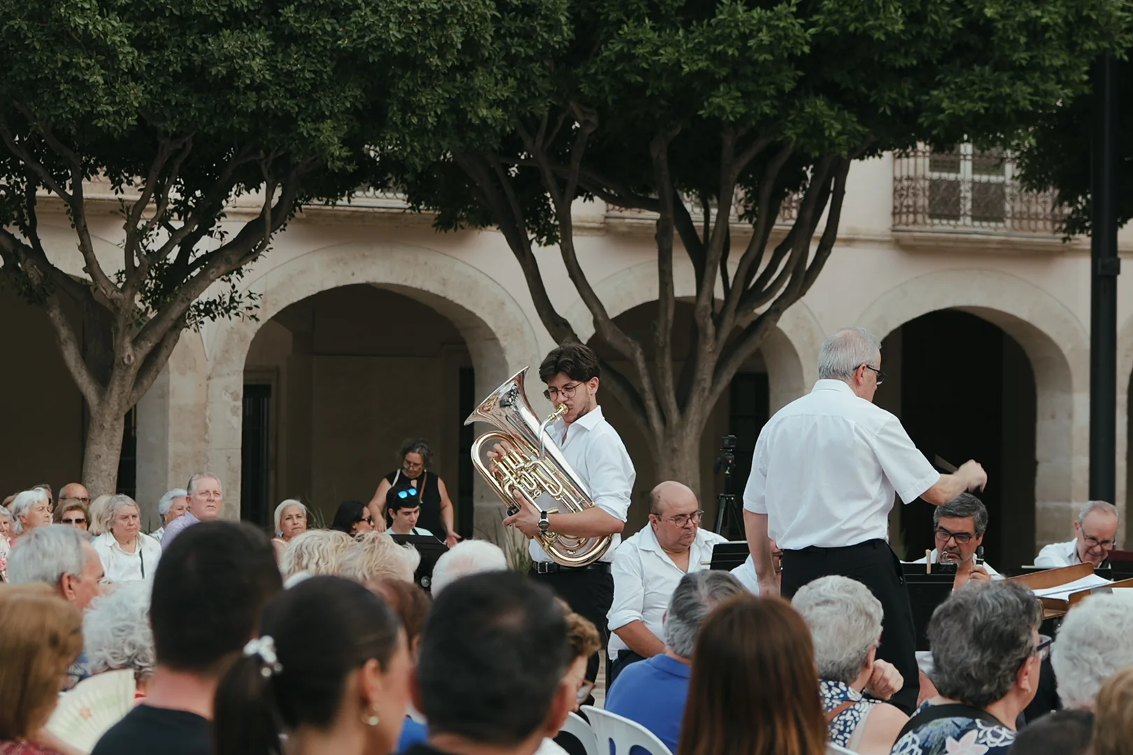 Raúl Sabiote tocando el bombardino al aire libre junto a una banda · Concierto como solista · D’Gata Brass Week 2026
